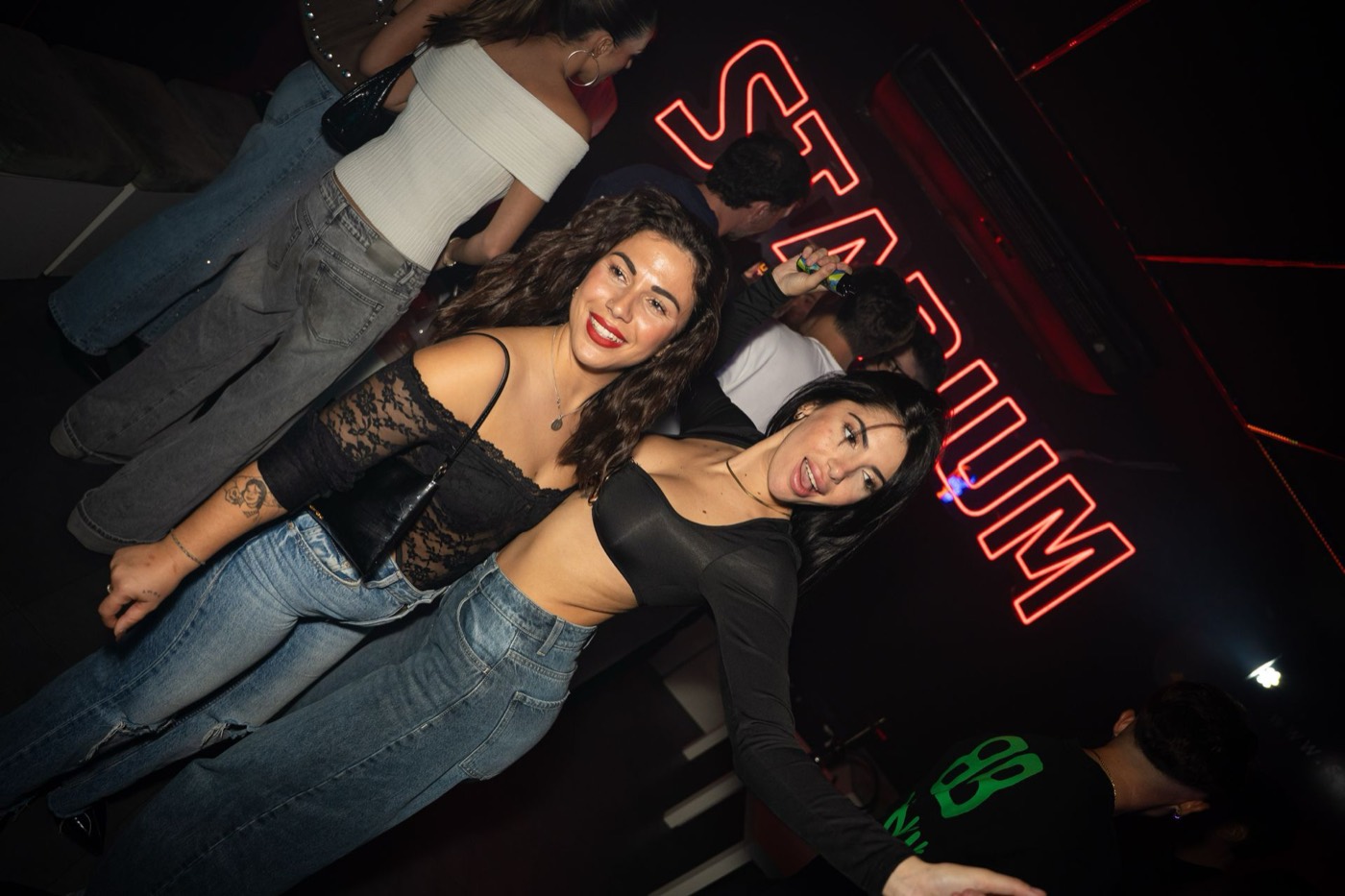 Amigas bajo el neón de Stadium