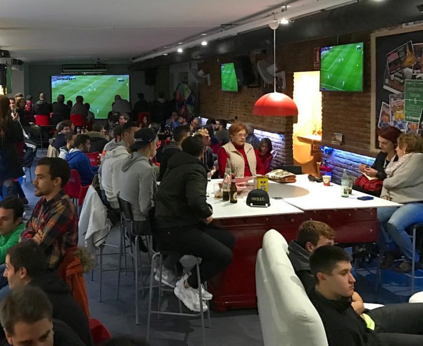 Sala de Stadium con pantallas durante un partido