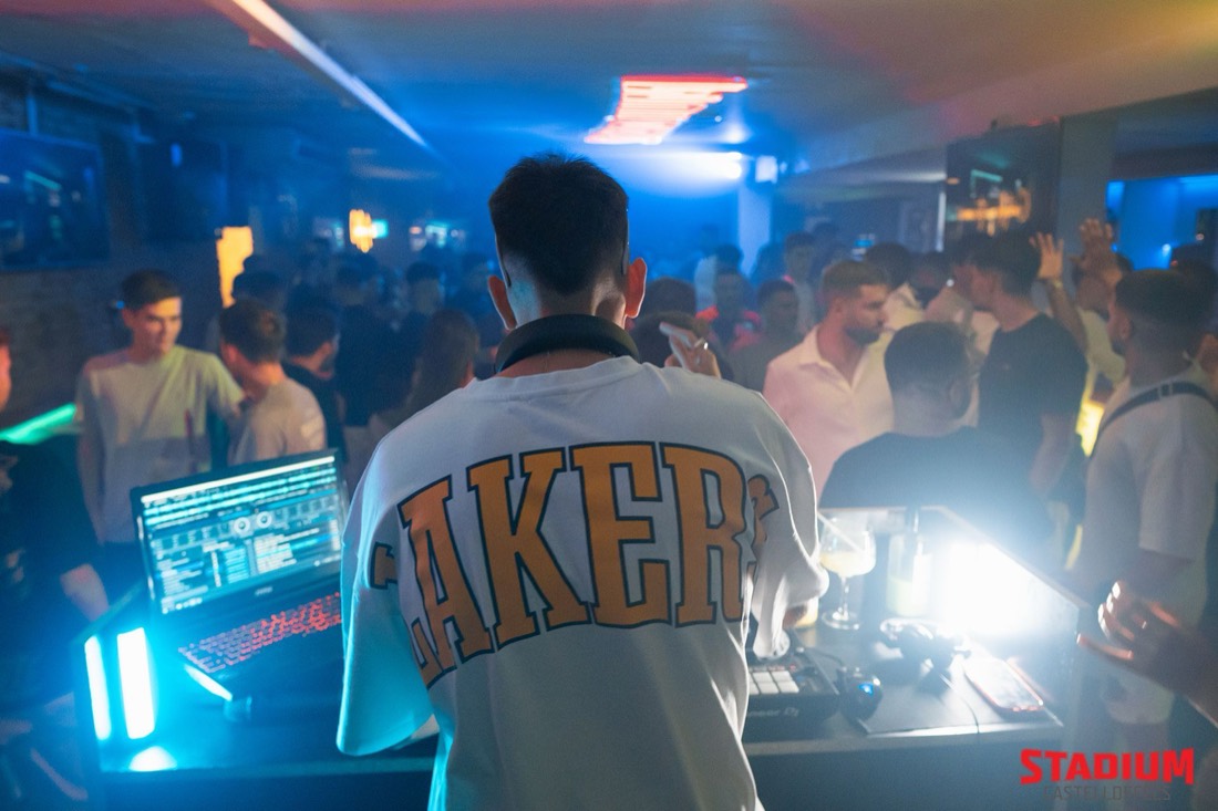 El DJ en cabina