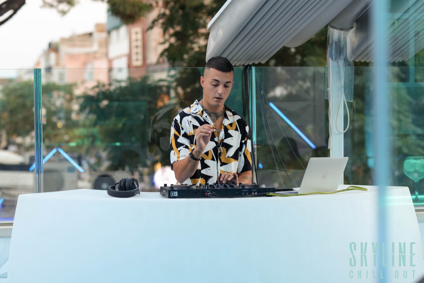 DJ en la terraza de Skyline