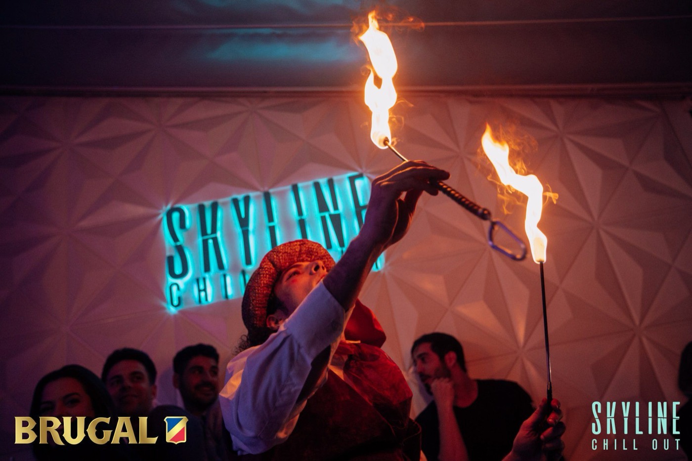 Show de fuego en la barra de Skyline